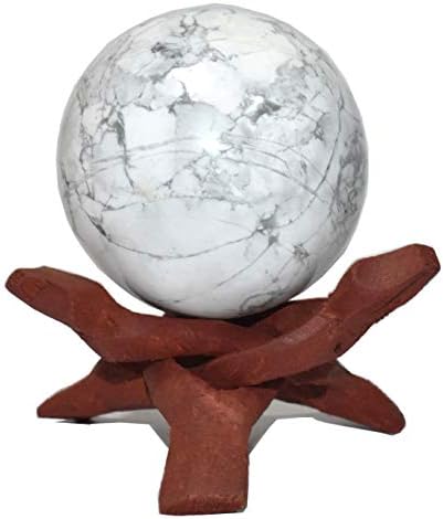 Исцелување4u сфера на сфера со големина 2,5-3 инчи и една дрвена топка стојат природна кристална топка